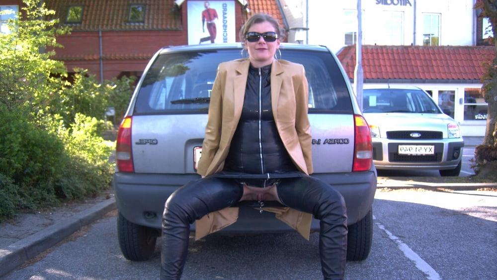 25P MILF playing hard in Denmark