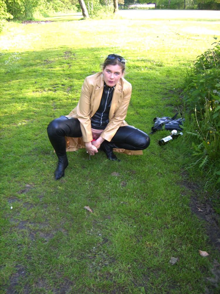 25P MILF playing hard in Denmark