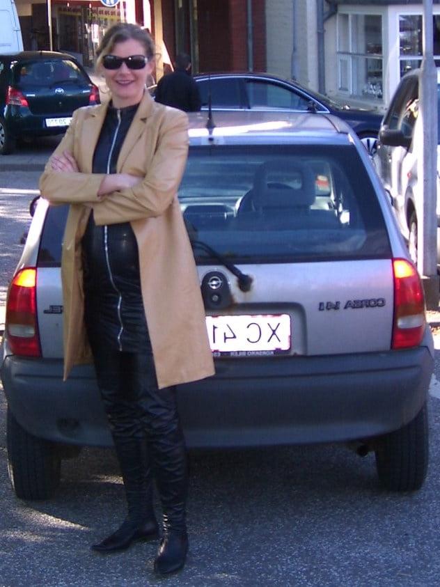25P MILF playing hard in Denmark