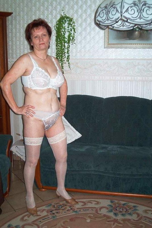 18P MILF Paula strips