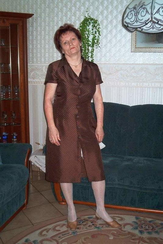 18P MILF Paula strips