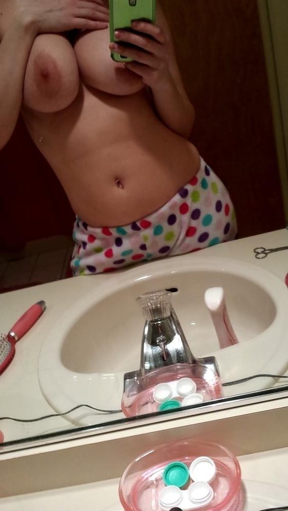 25P Huge Tits And Curvy Ass On Slutty Laundromat MILF