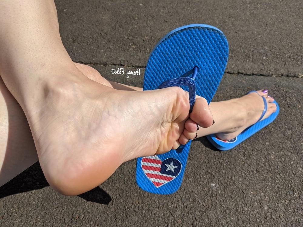 25P MILF feet MILF feet