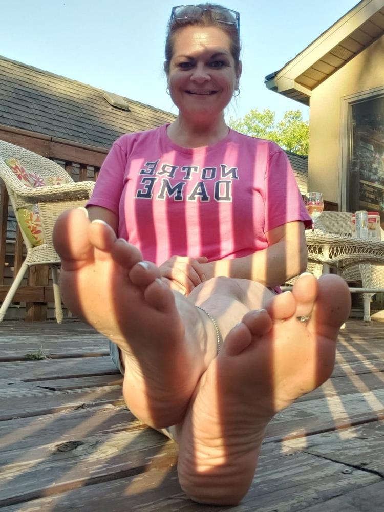 25P MILF feet MILF feet