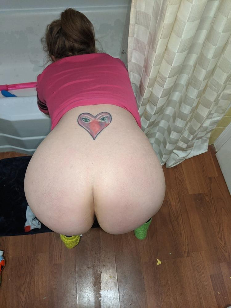 16P Milf ass cheeks