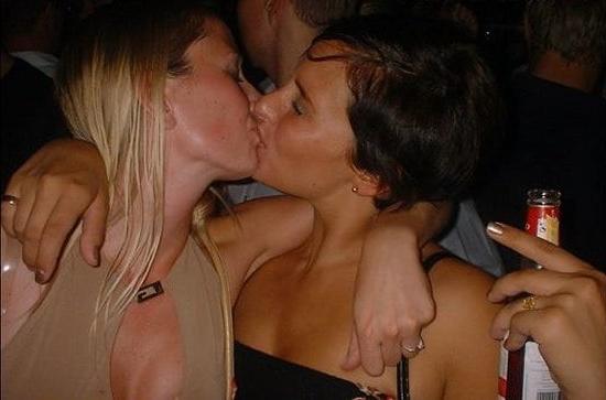 25P Lesbische Kuesse 006 (Lesbian Kisses)