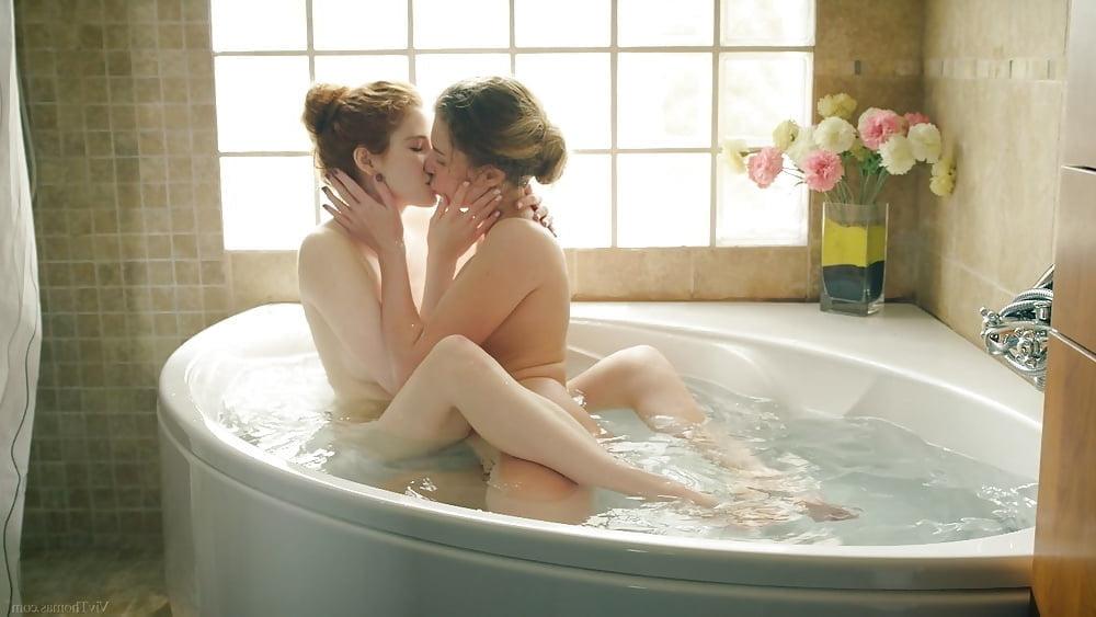 25P Lesbische Kuesse 006 (Lesbian Kisses)