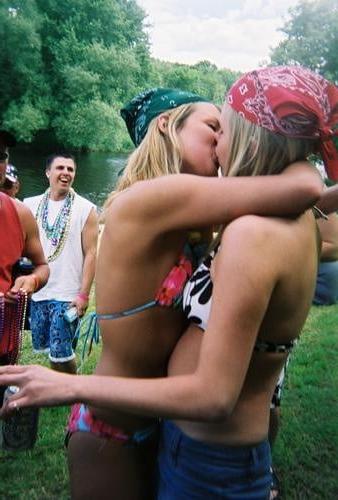25P Lesbische Kuesse 006 (Lesbian Kisses)