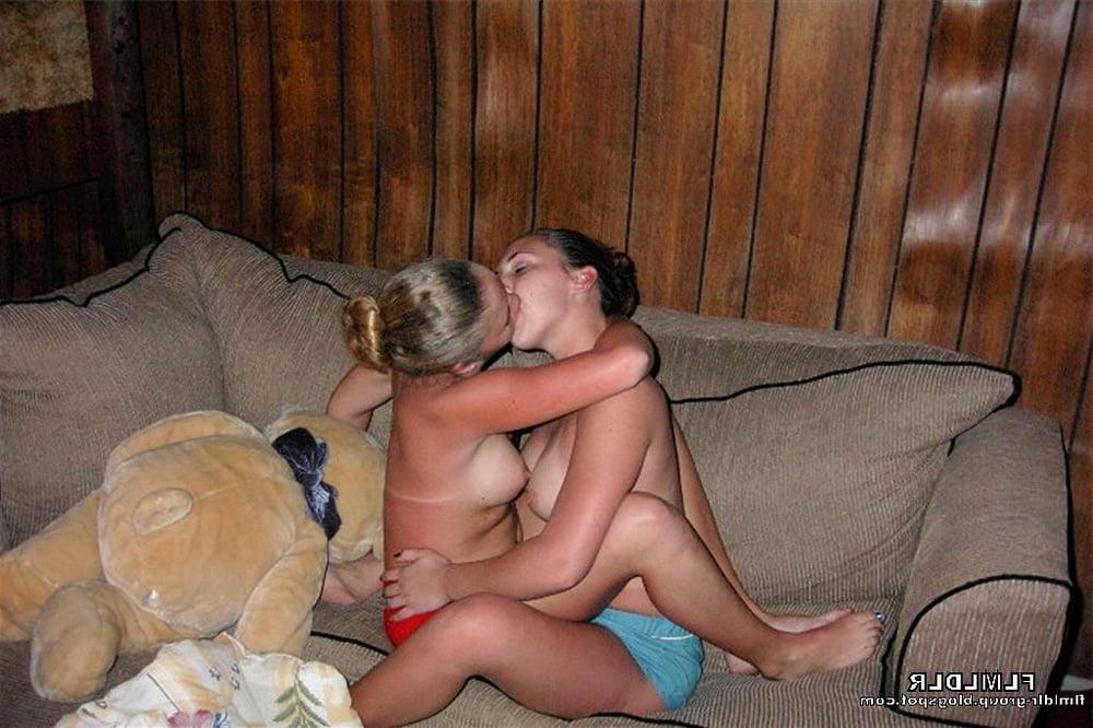 25P Lesbische Kuesse 004 (Lesbian Kisses)