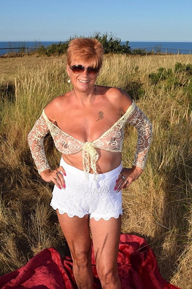 25P Matures et MILF Exhib Plein-Air -11- Outdoor Exhibition