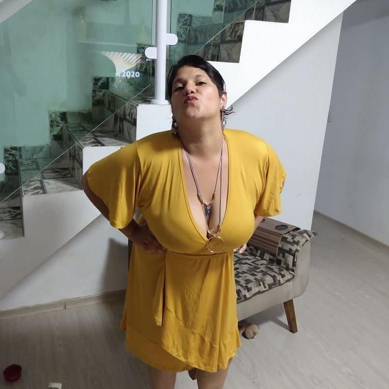 25P Curvy amateur Milf Nadia 48y (cum &amp; comment)
