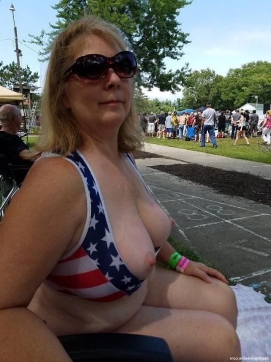 25P Public MILFs 07