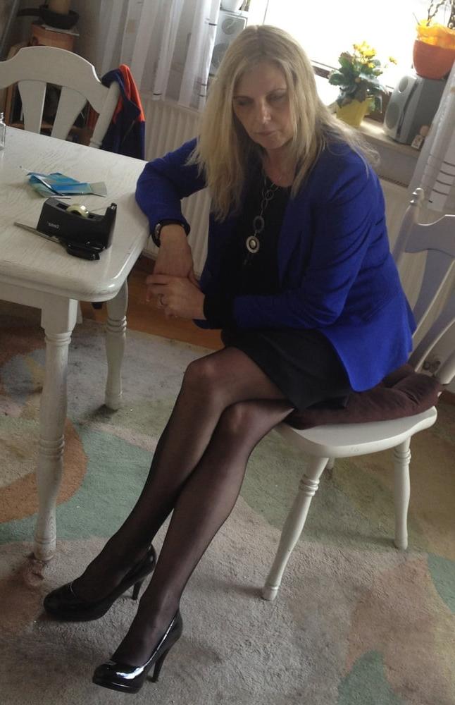 25P Sexy MILFs and GILFs wearing tights 10