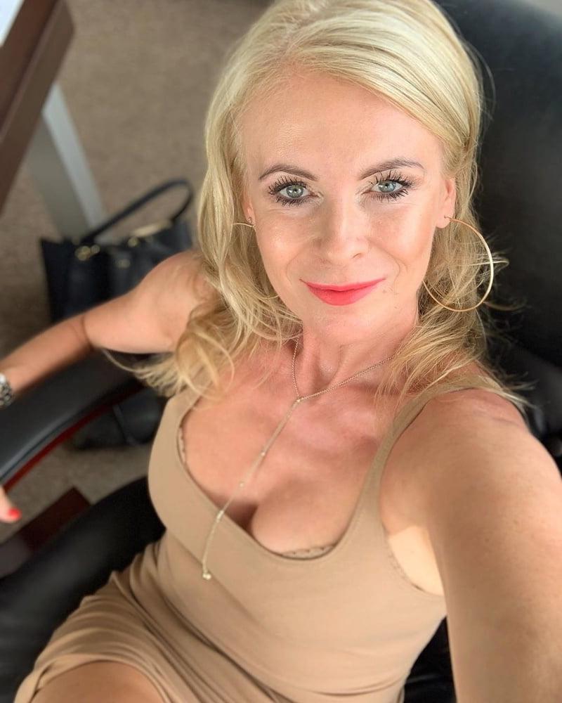 7P Sexy Milf