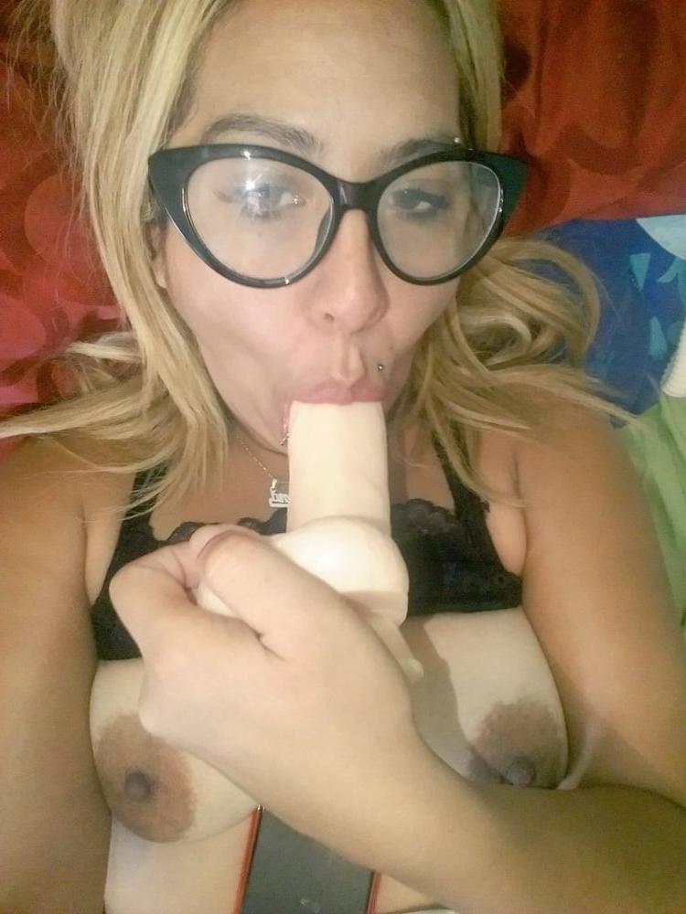 25P Filthy Milf loves spreading her asshole