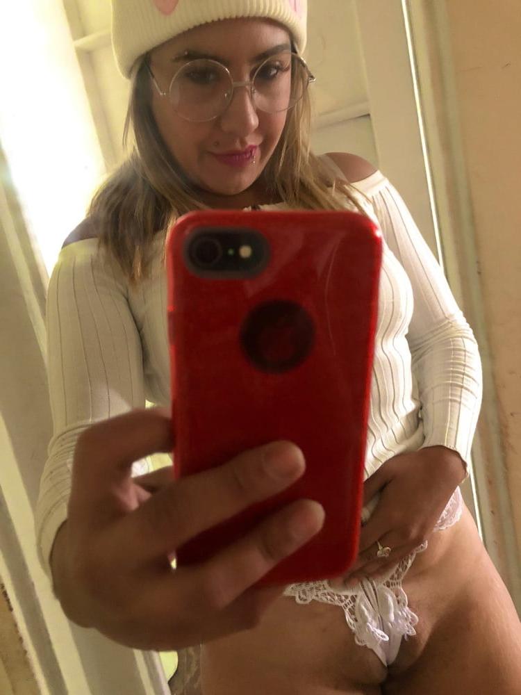 25P Filthy Milf loves spreading her asshole