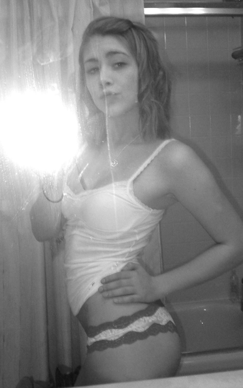 25P Amateur teen selfshot