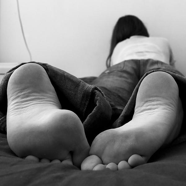 25P Awesome Amateur Teen Feet Part XIV