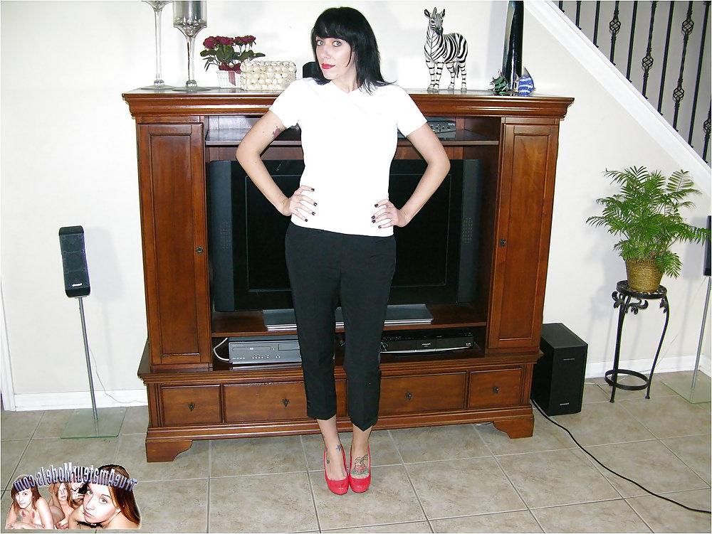 13P Stunning amateur milf angel frankie