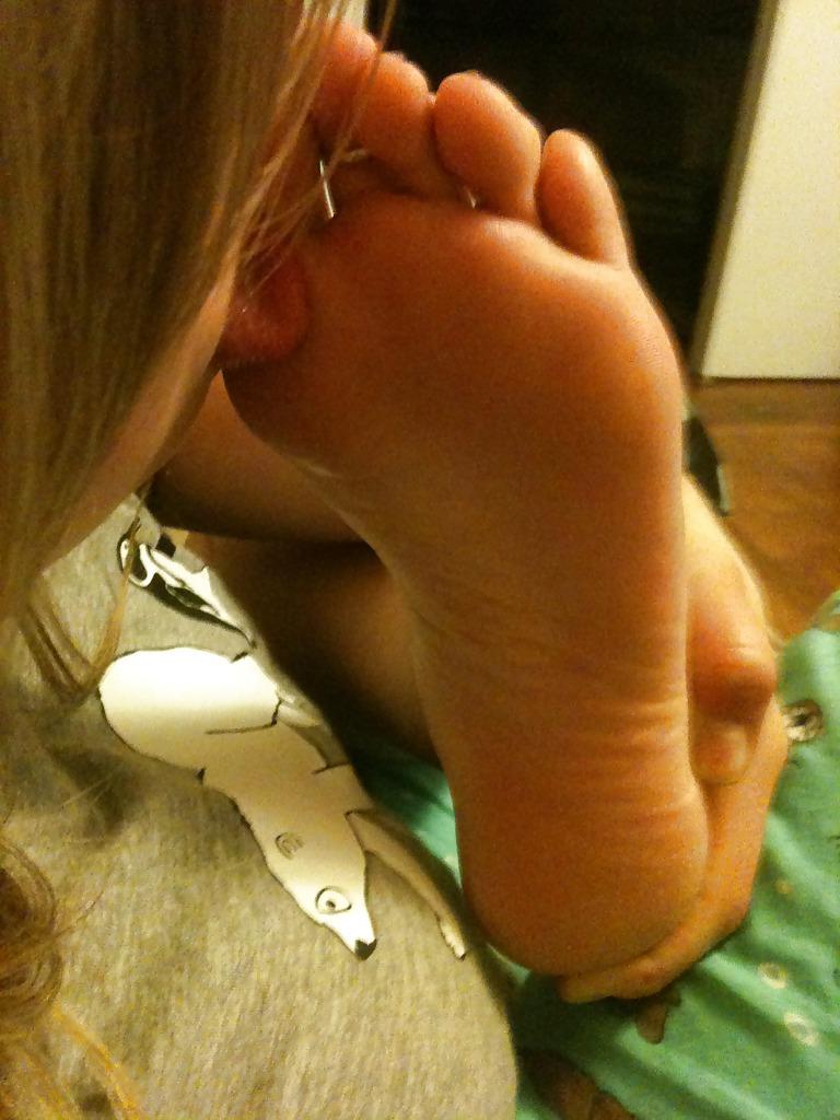 25P Awesome Amateur Teen Feet Part XVI