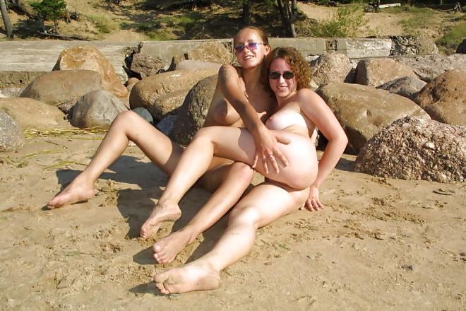 16P Les Couple On Beach