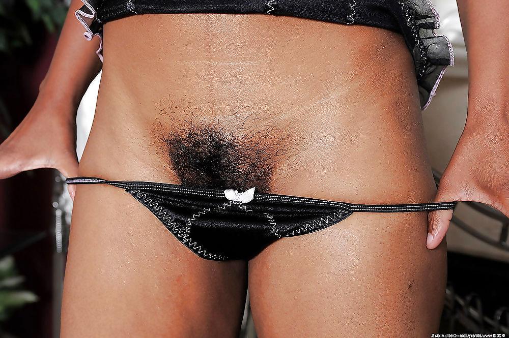 9P A stunning hairy ebony milf