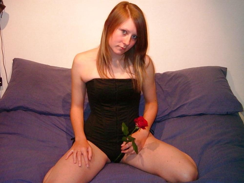 19P Rothaarige mit frechen Titten und einer Rose - N. C.