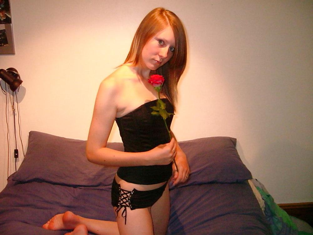 19P Rothaarige mit frechen Titten und einer Rose - N. C.