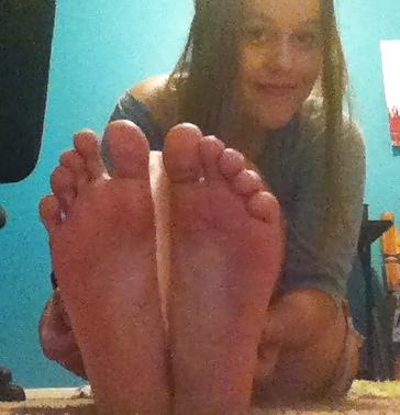 10P Amateur teen feet soles