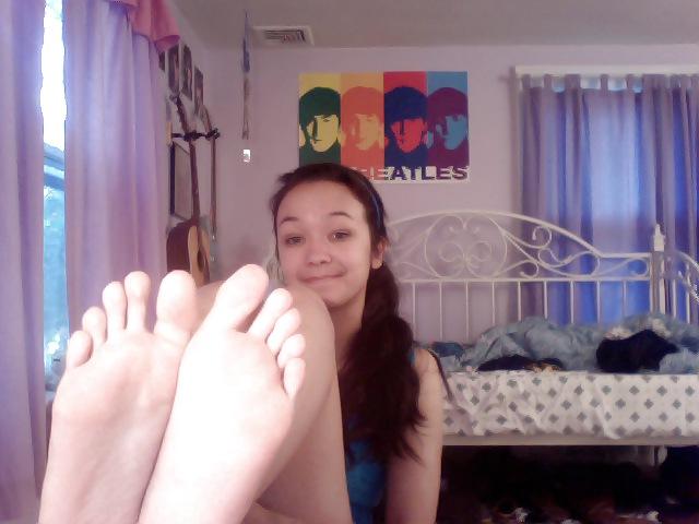 10P Amateur teen feet soles