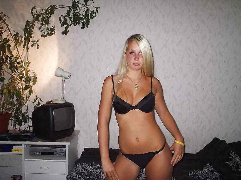 25P Sweet Amateur Teen Shows Body by DarKKo