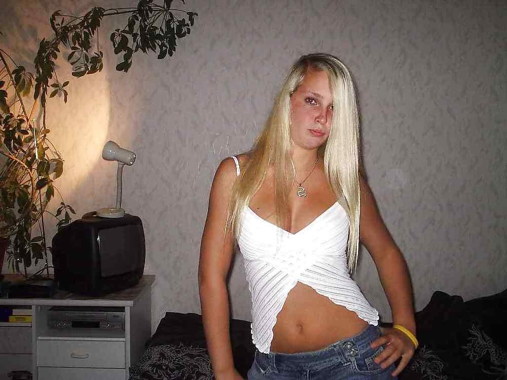 25P Sweet Amateur Teen Shows Body by DarKKo
