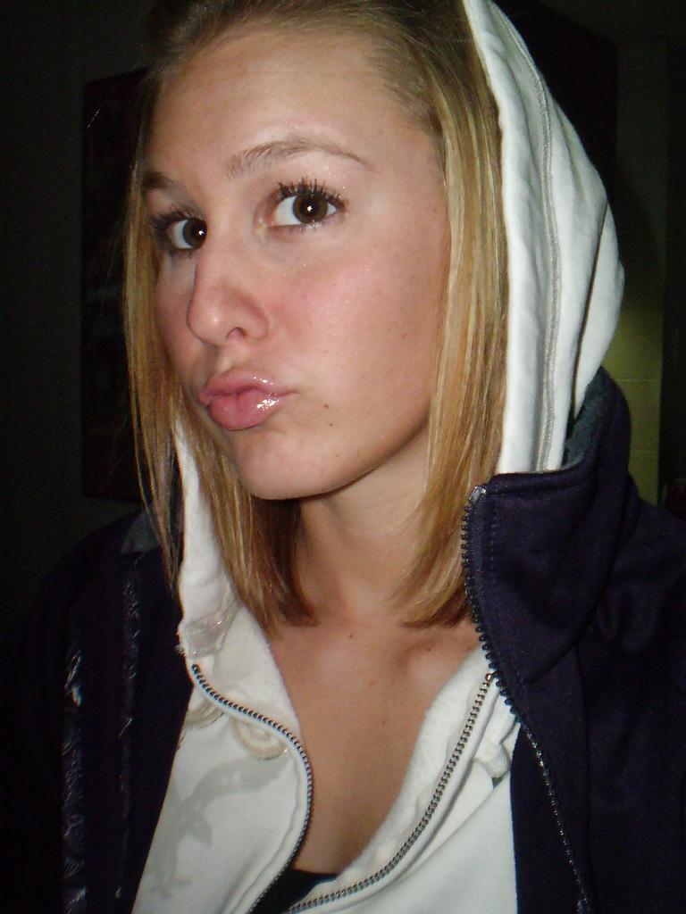 20P Pretty Amateur Teen Anna