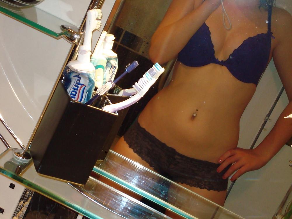 25P Amateur Teen Selfshots