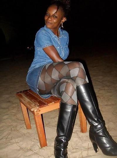 25P Ebony in Pantyhose