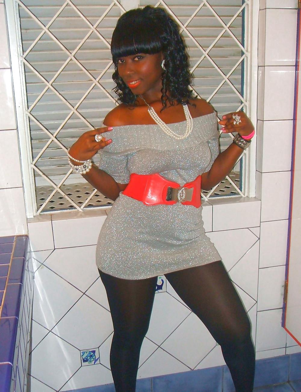 25P Ebony in Pantyhose