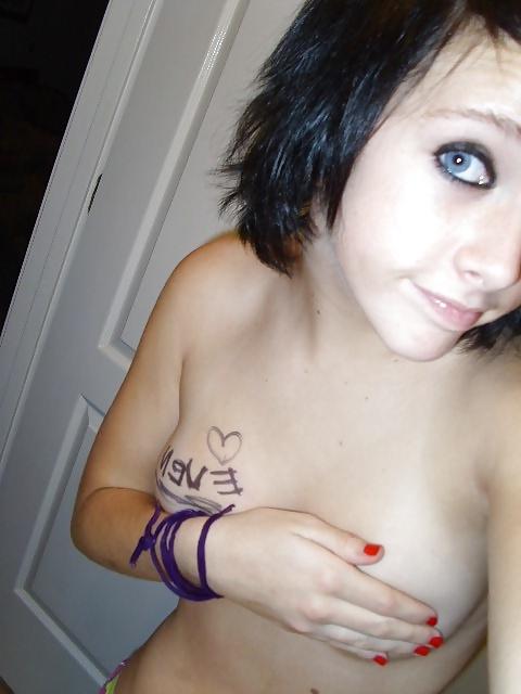 25P Amateur Teen Selfshots