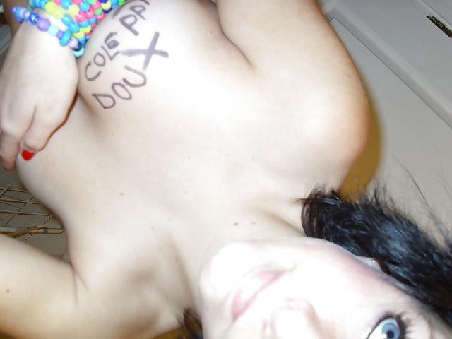 25P Amateur Teen Selfshots