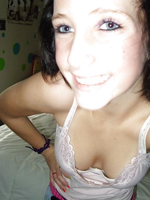 25P Amateur Teen Selfshots