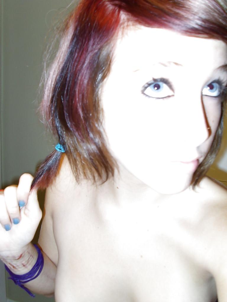 25P Amateur Teen Selfshots