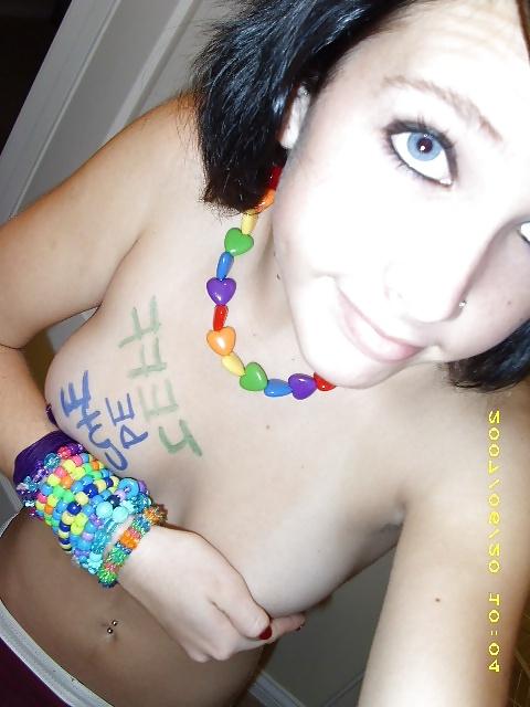 25P Amateur Teen Selfshots