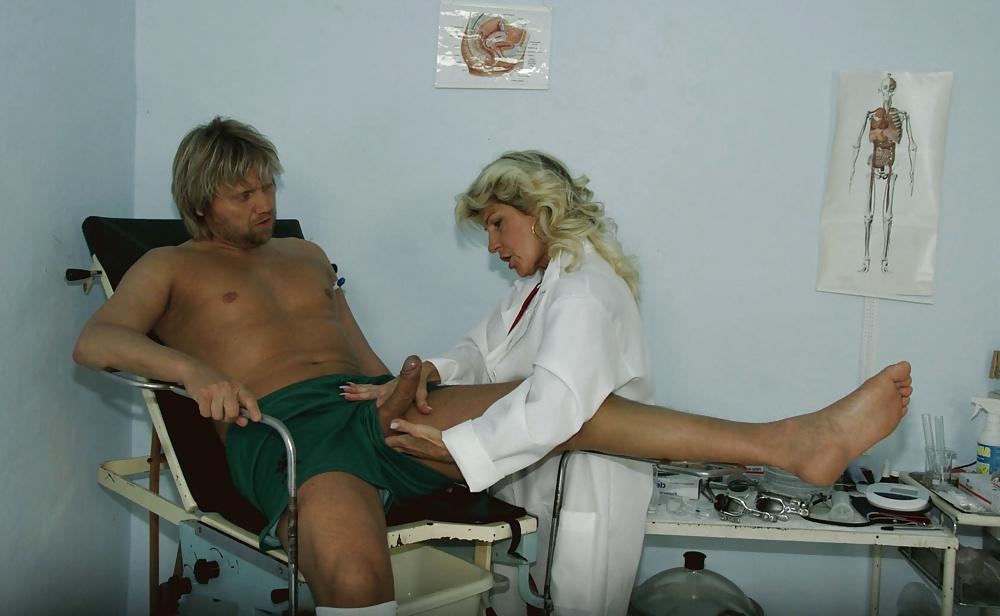 8P Coppia russa simula visita medica