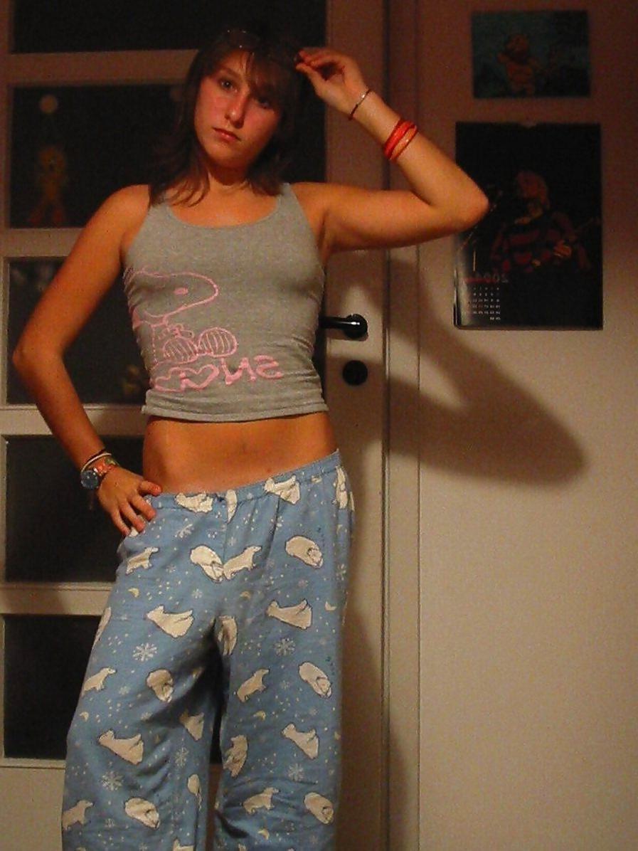 25P Amateur teen selfshot