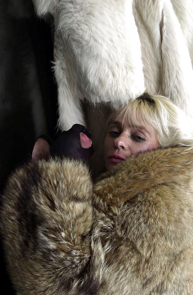 21P Glory Hole In Furs