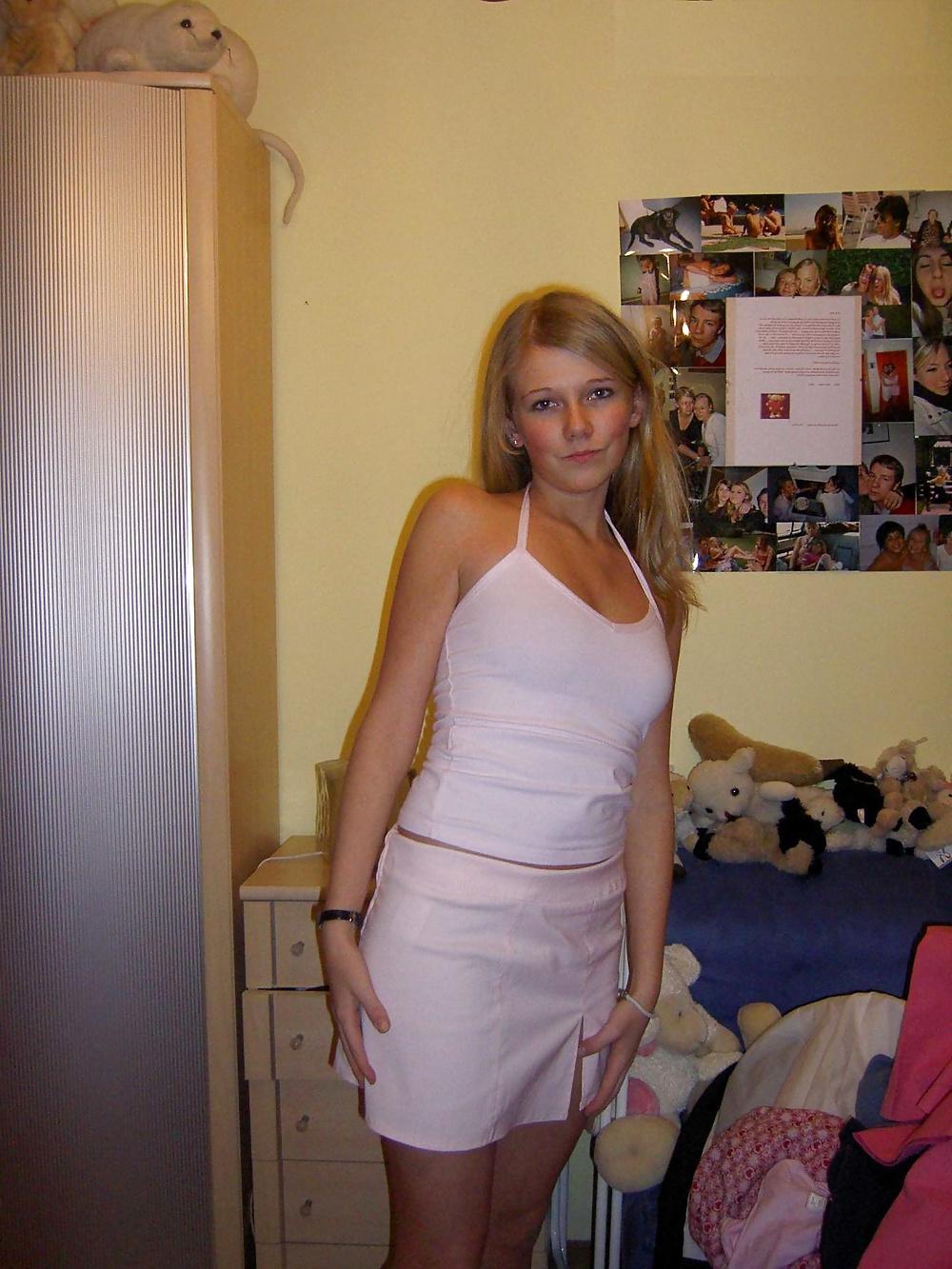 25P Amateur teen selfshot