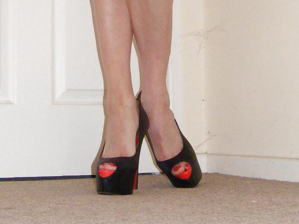 25P Slutty tranny stripping and fucking huge dildo