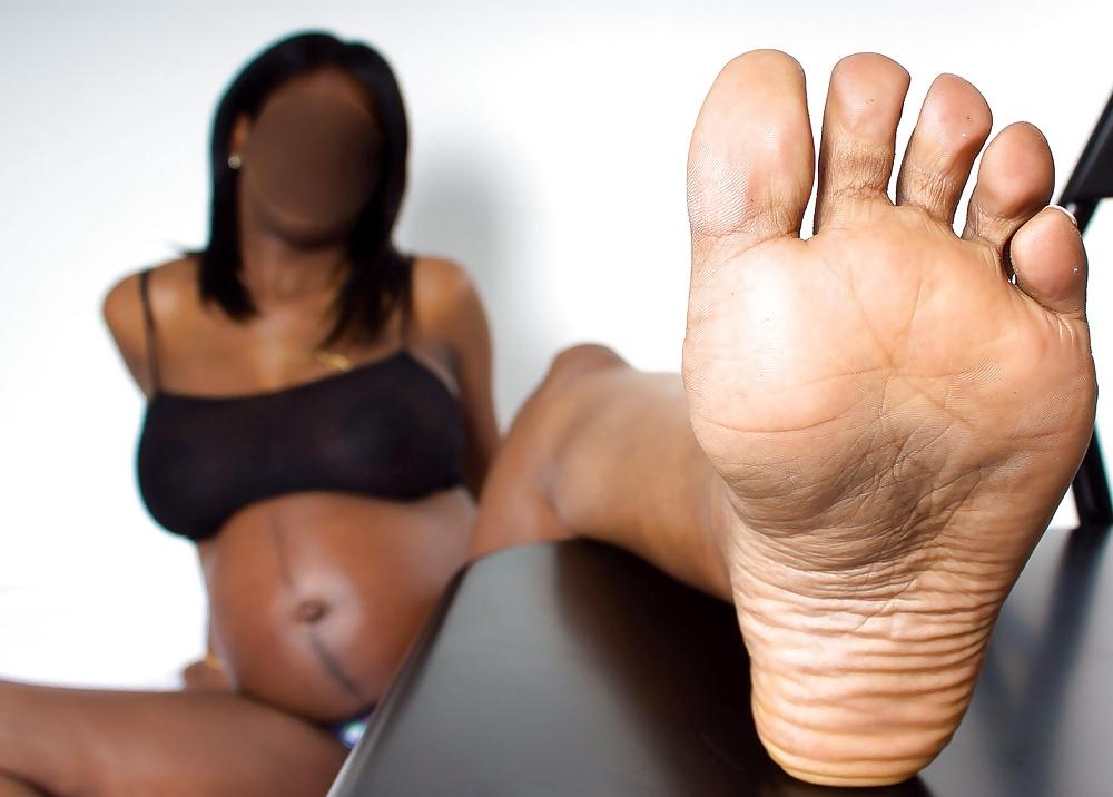 25P Pregnant ebony's hot ass & feet