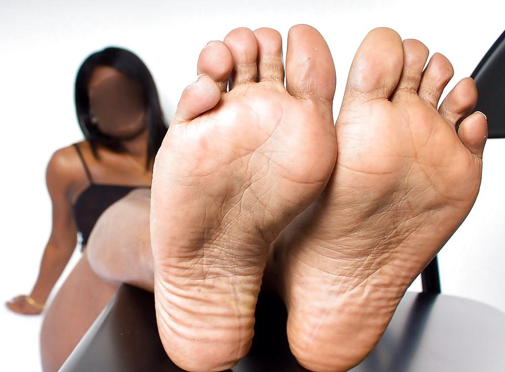 25P Pregnant ebony's hot ass & feet