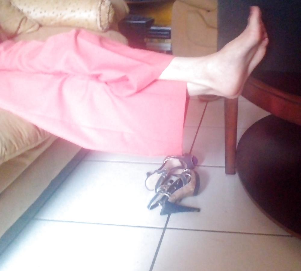 9P MILFs feet from mums friend
