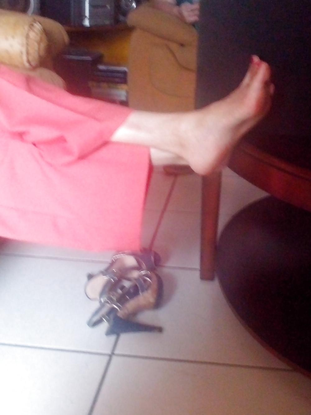 9P MILFs feet from mums friend